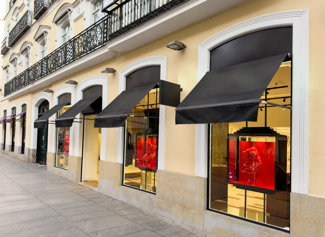 Façade vitrine de magasin en aluminium sur mesure à La Turbie